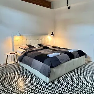 honey-den-hostel.sopothotels.com/